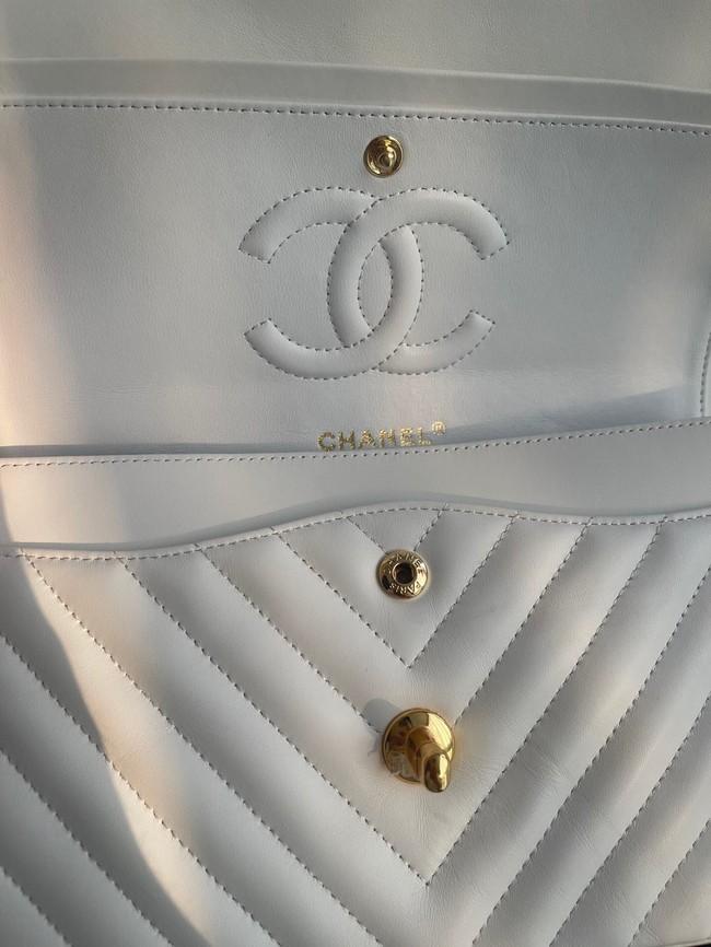 Chanel classic handbag Lambskin & gold Metal V01112 white