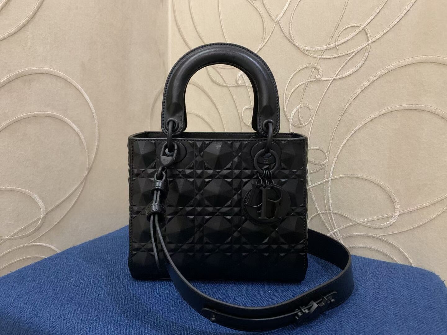 MEDIUM LADY DIOR BAG Cannage Calfskin C2813 black