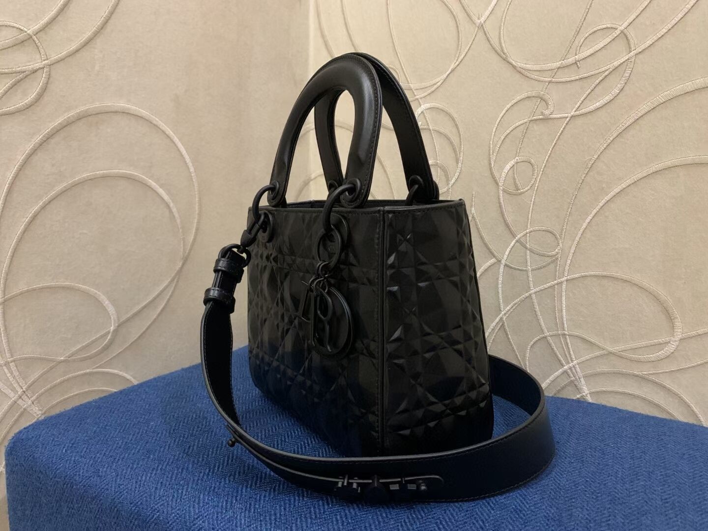 MEDIUM LADY DIOR BAG Cannage Calfskin C2813 black