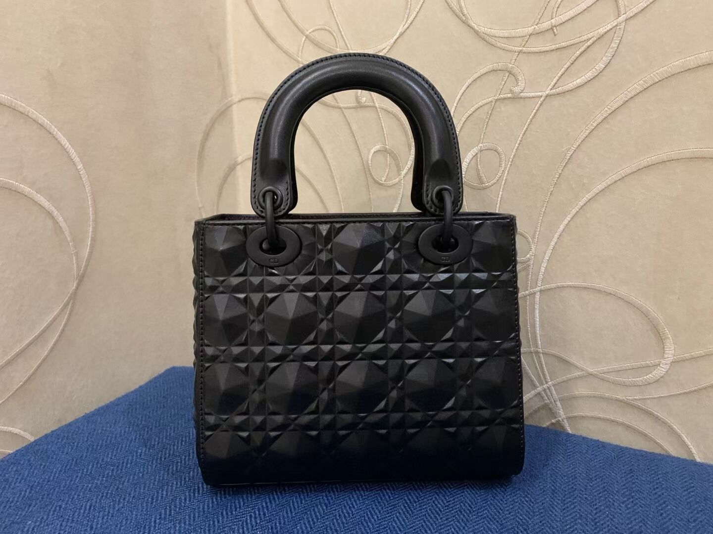 MEDIUM LADY DIOR BAG Cannage Calfskin C2813 black