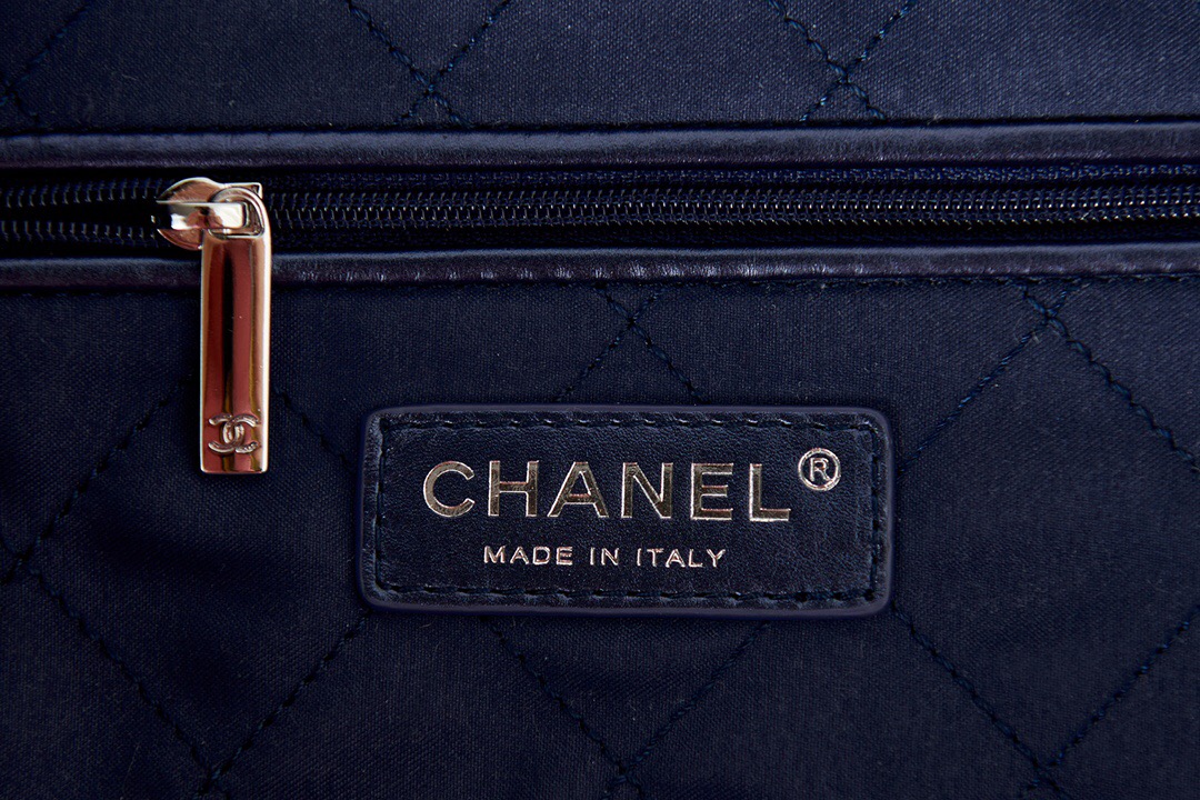 CHANEL 22 HANDBAG AS3260 Navy Blue