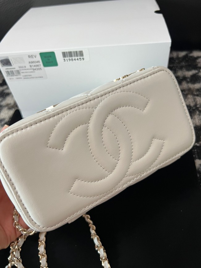 Chanel CLUTCH WITH CHAIN AP3044 white