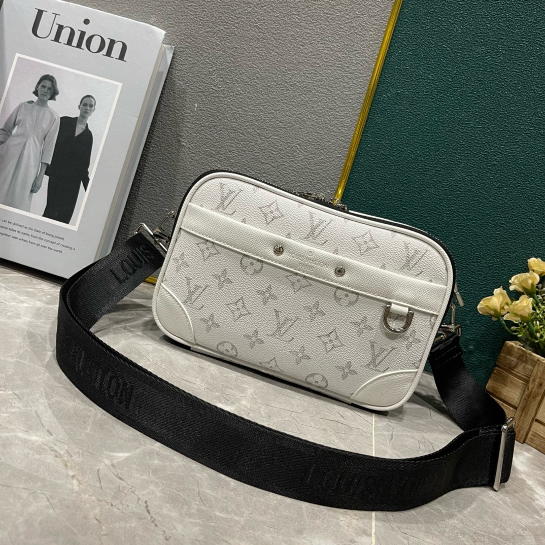 Louis Vuitton Alpha Messenger M31069 white