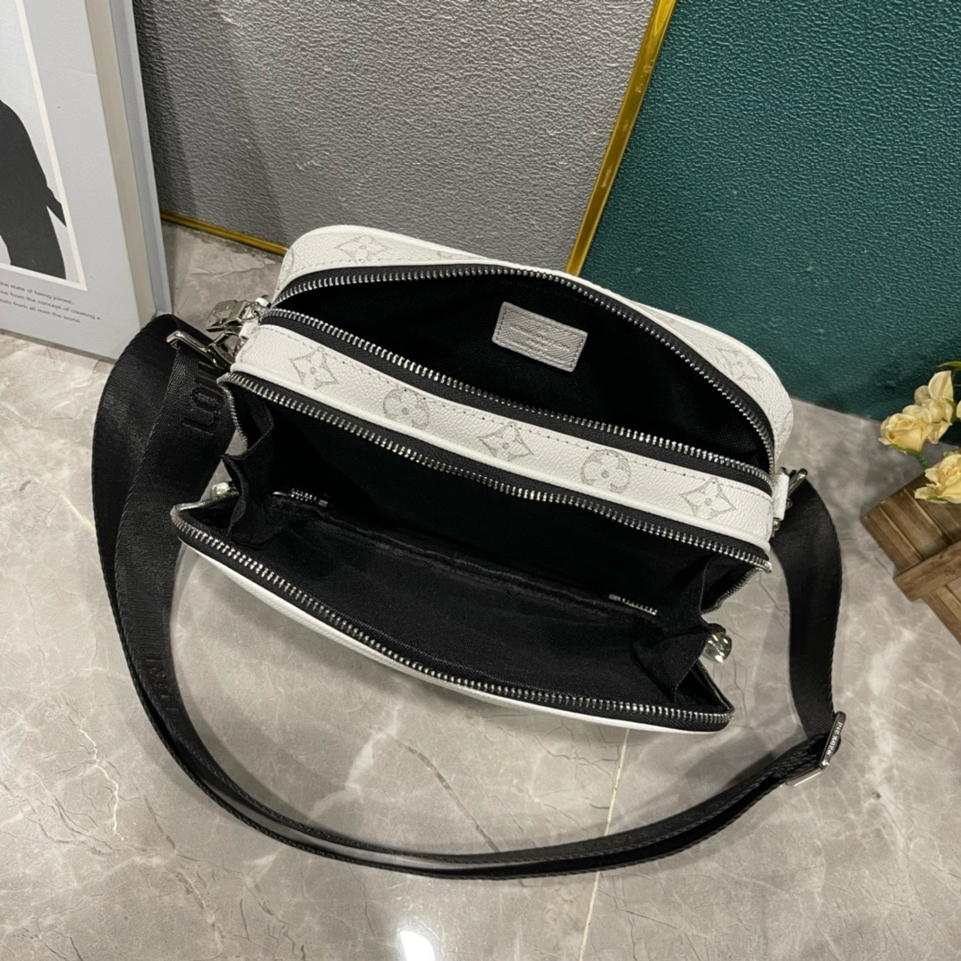 Louis Vuitton Alpha Messenger M31069 white