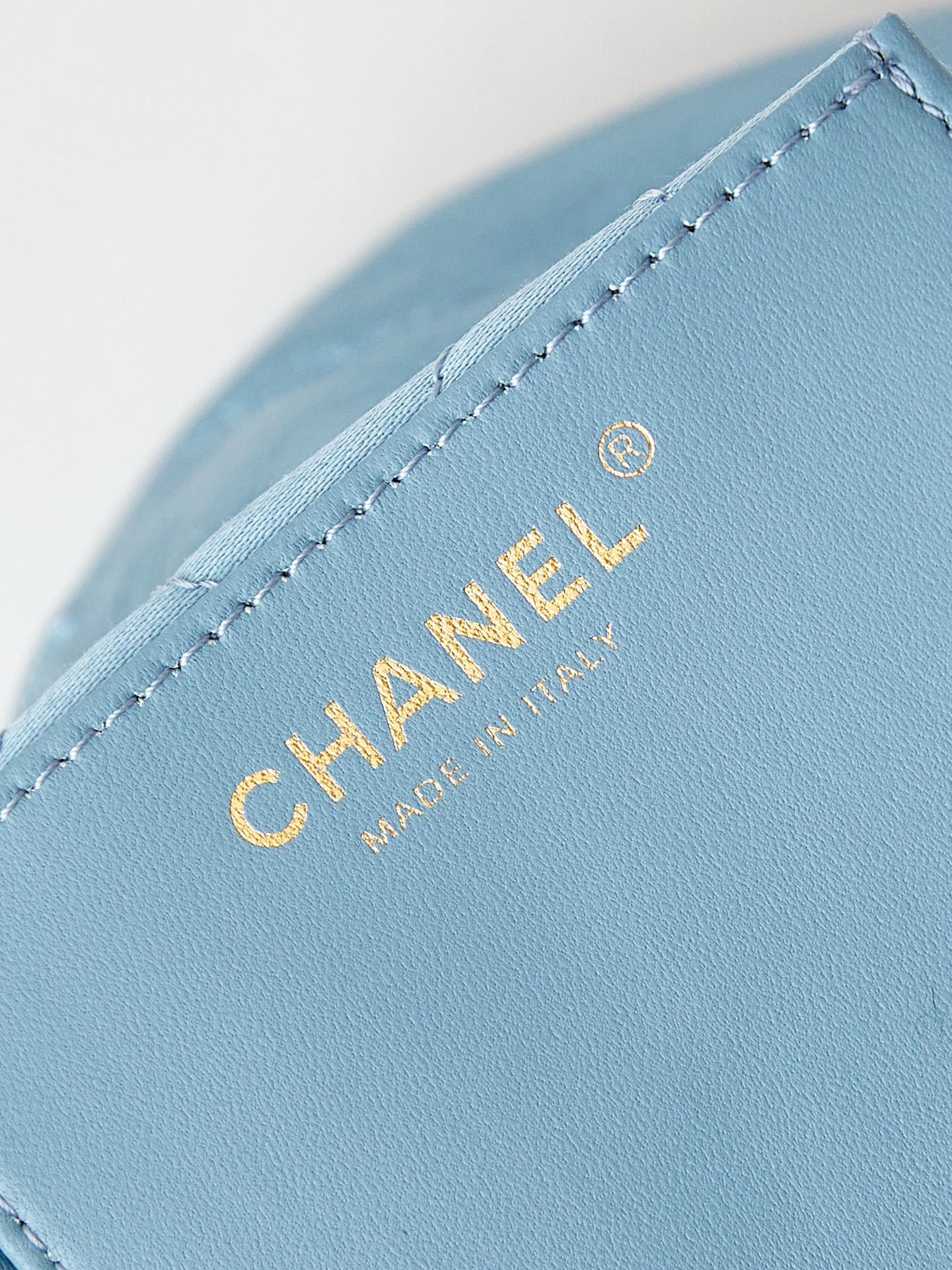 CHANEL 22 MINI HANDBAG AS3980 Pearlescent blue