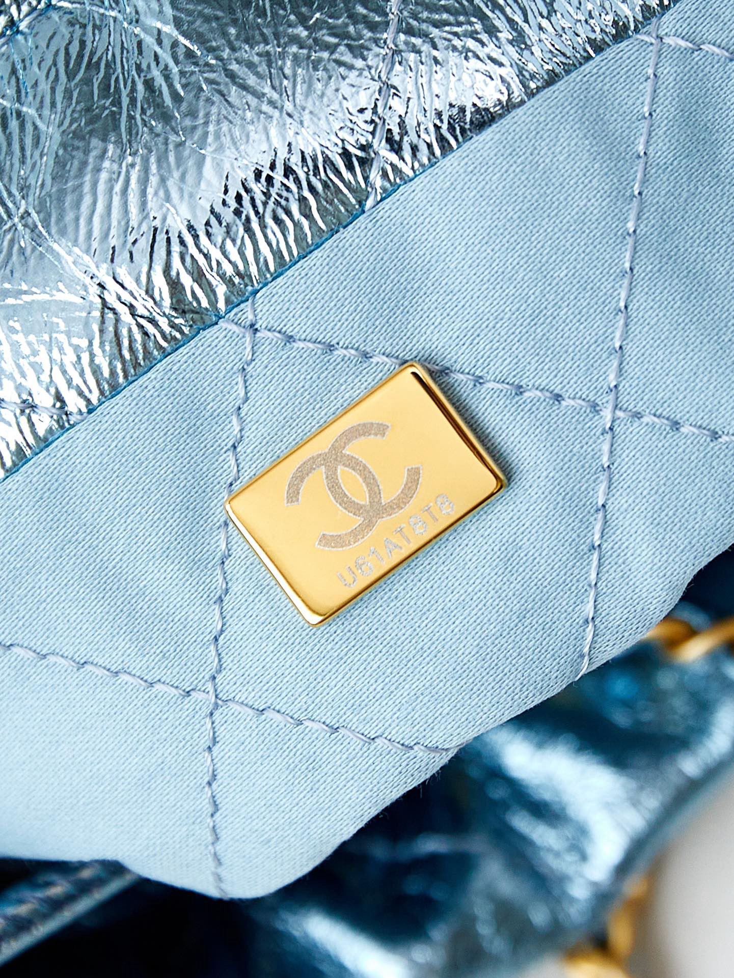 CHANEL 22 MINI HANDBAG AS3980 Pearlescent blue