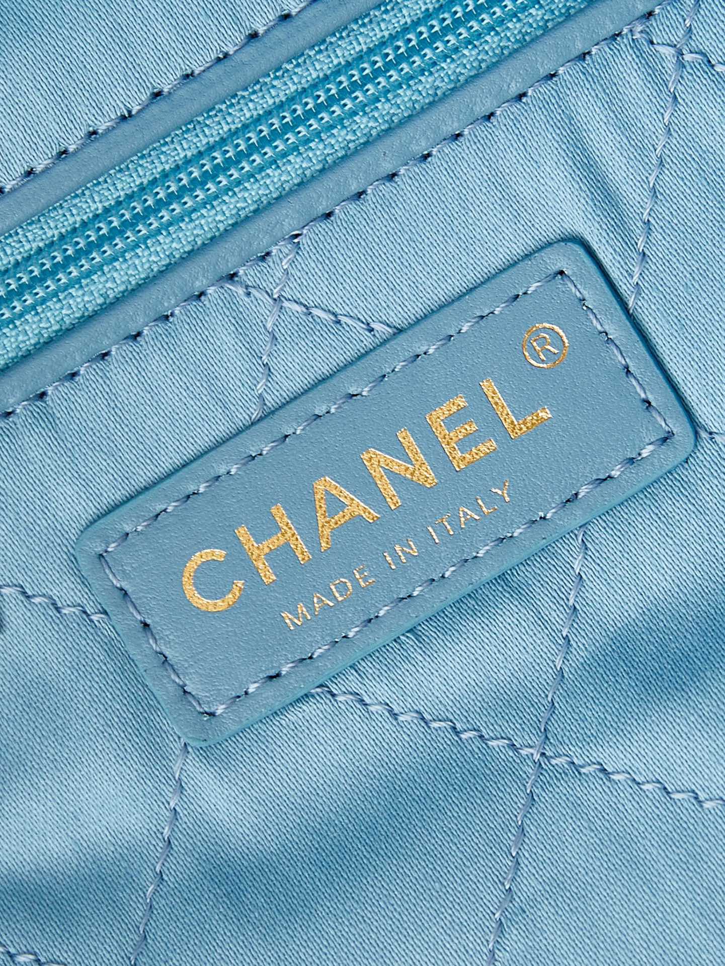 CHANEL 22 SMALL HANDBAG AS3260 Pearlescent blue