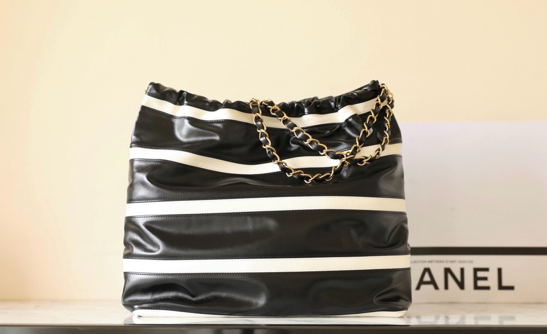 CHANEL 22 HANDBAG AS3260 Black&white