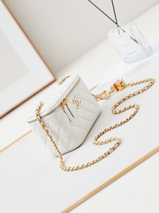 CHANEL MINI CLUTCH WITH TOP HANDLE AP3940 white