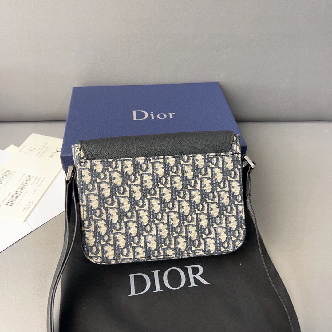 Dior Oblique Saddle Messenger Bag With Shoulder Strap D3090