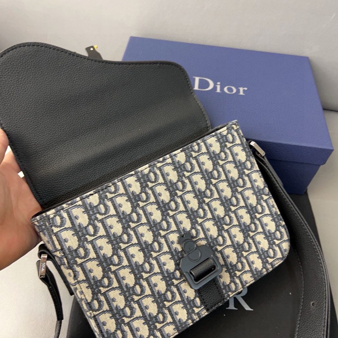 Dior Oblique Saddle Messenger Bag With Shoulder Strap D3090