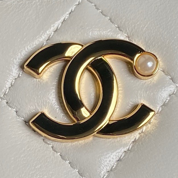 Chanel CLUTCH WITH CHAIN AP4285 white