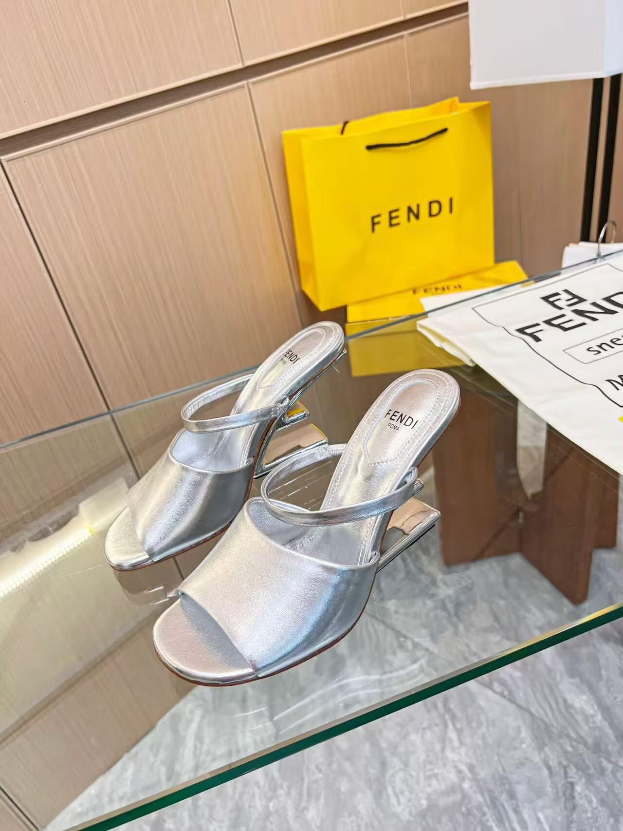 Fendi Women Sandal Shoes F6003